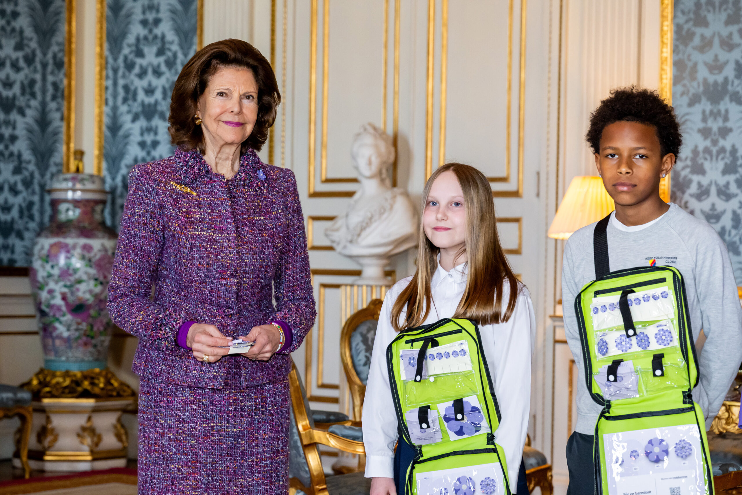 Säljstart för Majblomman-Drottning Silvia köpte årets första majblomma